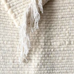 Manta Artesanal Crudo con Relieve y Flecos – Tejido a Telar